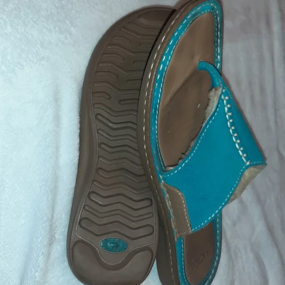 Gorgeous Teal UGG Sandals - Picture 4 of 5